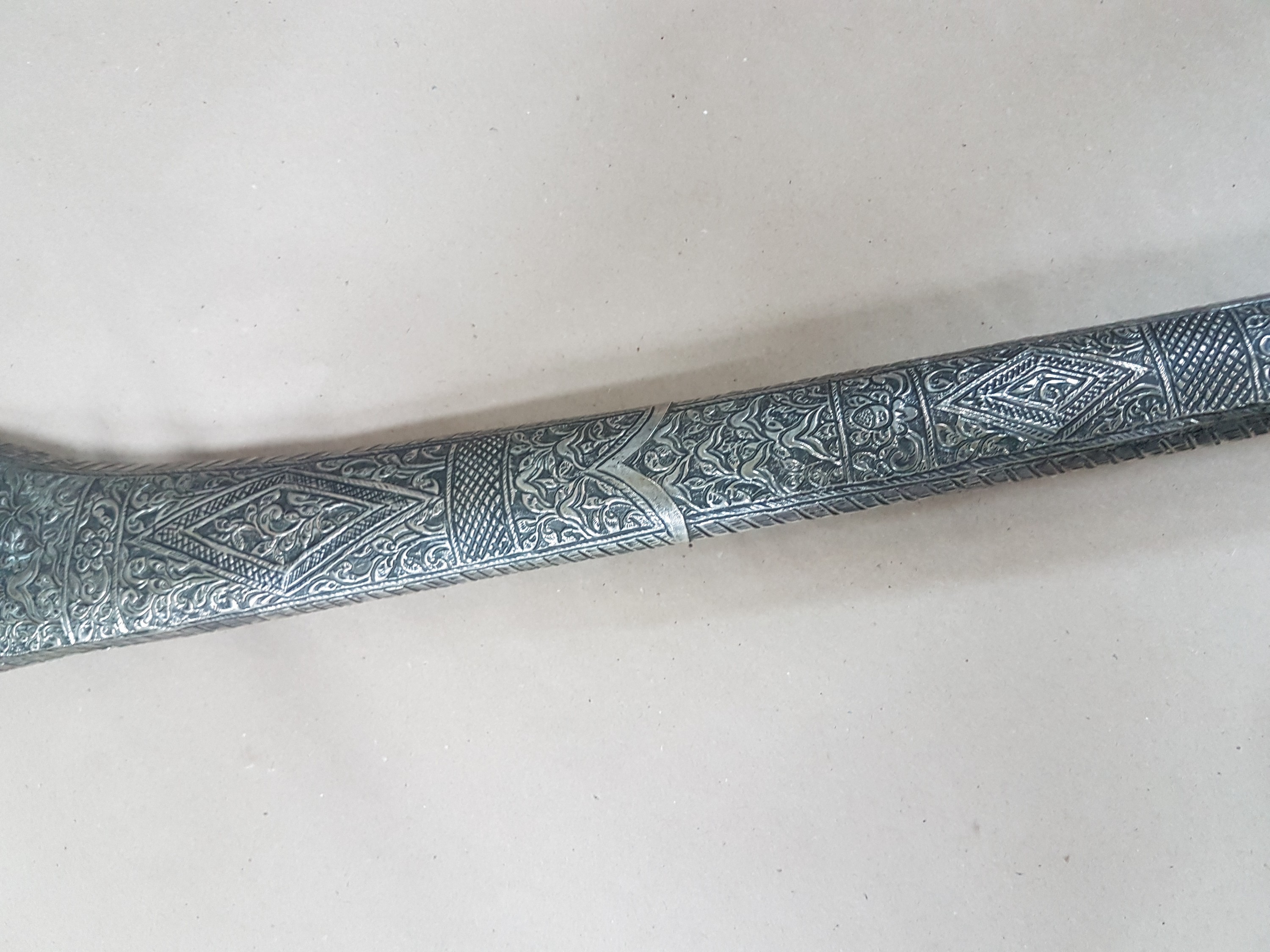 Detail b: Kris, wohl Südsumatra, Palembang, 19. Jh., aufwendige Klinge, silberne Scheide und Griff mit floralem Dekor verziert, L. ca. 69 cm