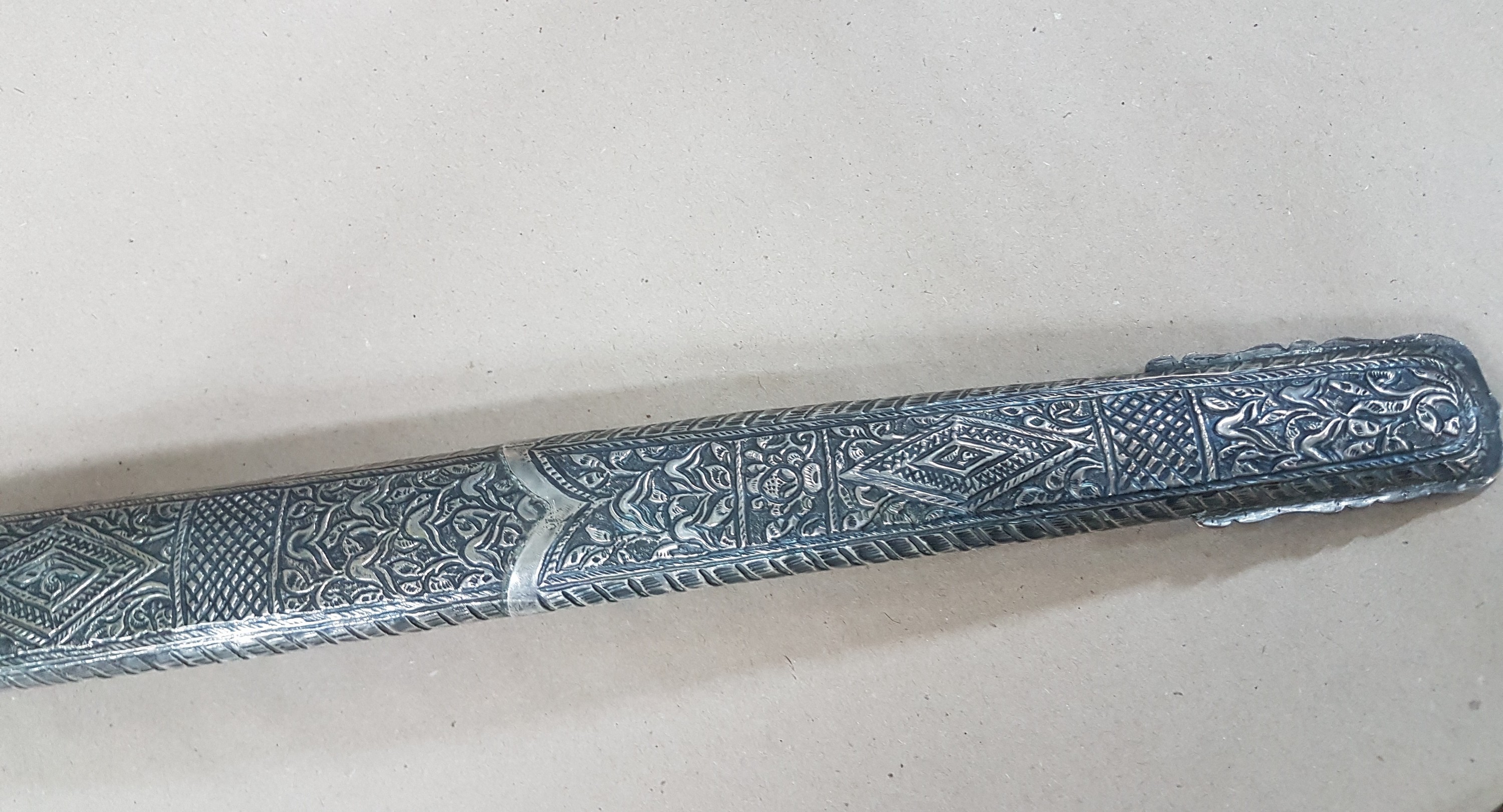 Detail c: Kris, wohl Südsumatra, Palembang, 19. Jh., aufwendige Klinge, silberne Scheide und Griff mit floralem Dekor verziert, L. ca. 69 cm