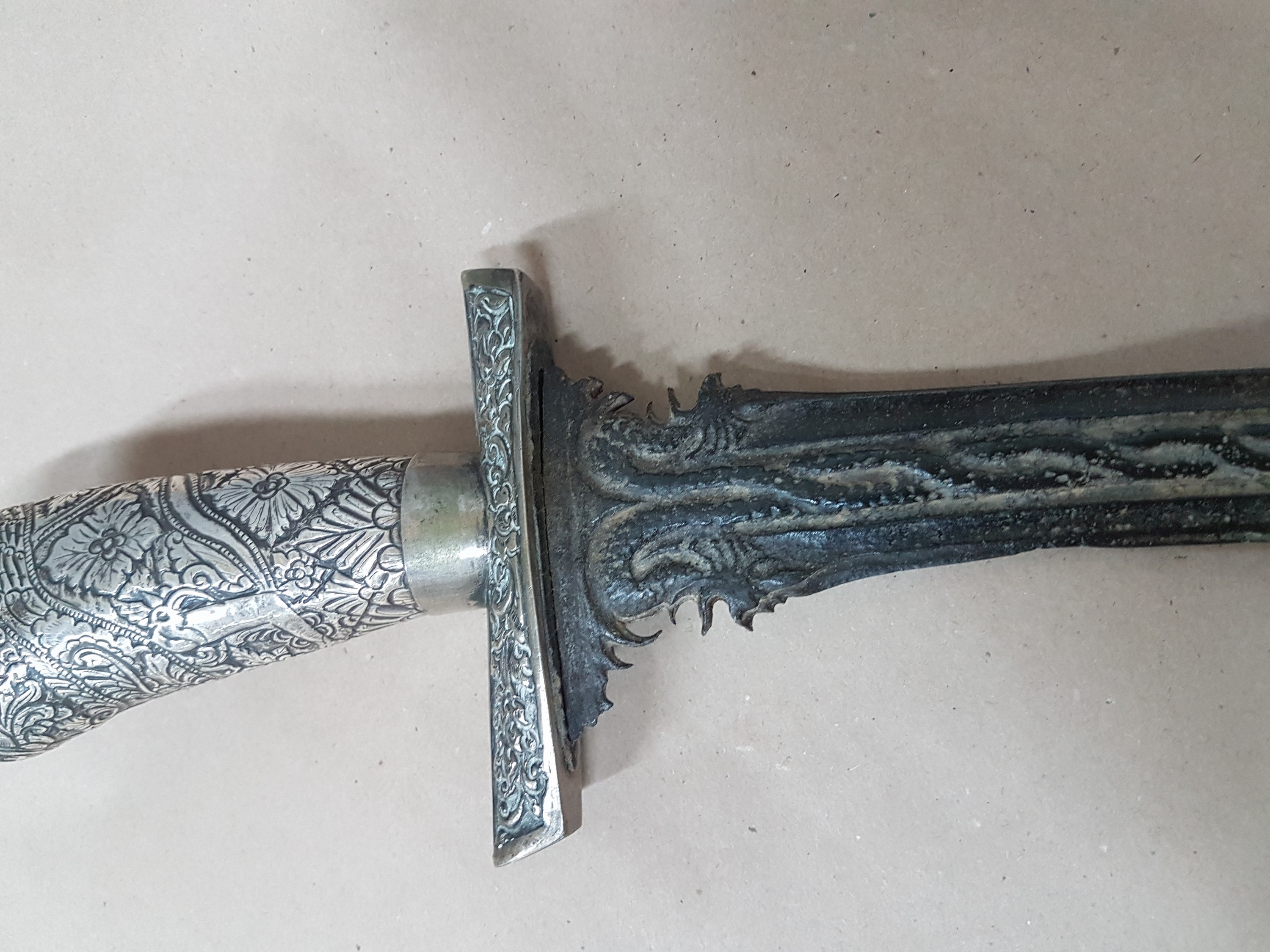 Detail d: Kris, wohl Südsumatra, Palembang, 19. Jh., aufwendige Klinge, silberne Scheide und Griff mit floralem Dekor verziert, L. ca. 69 cm