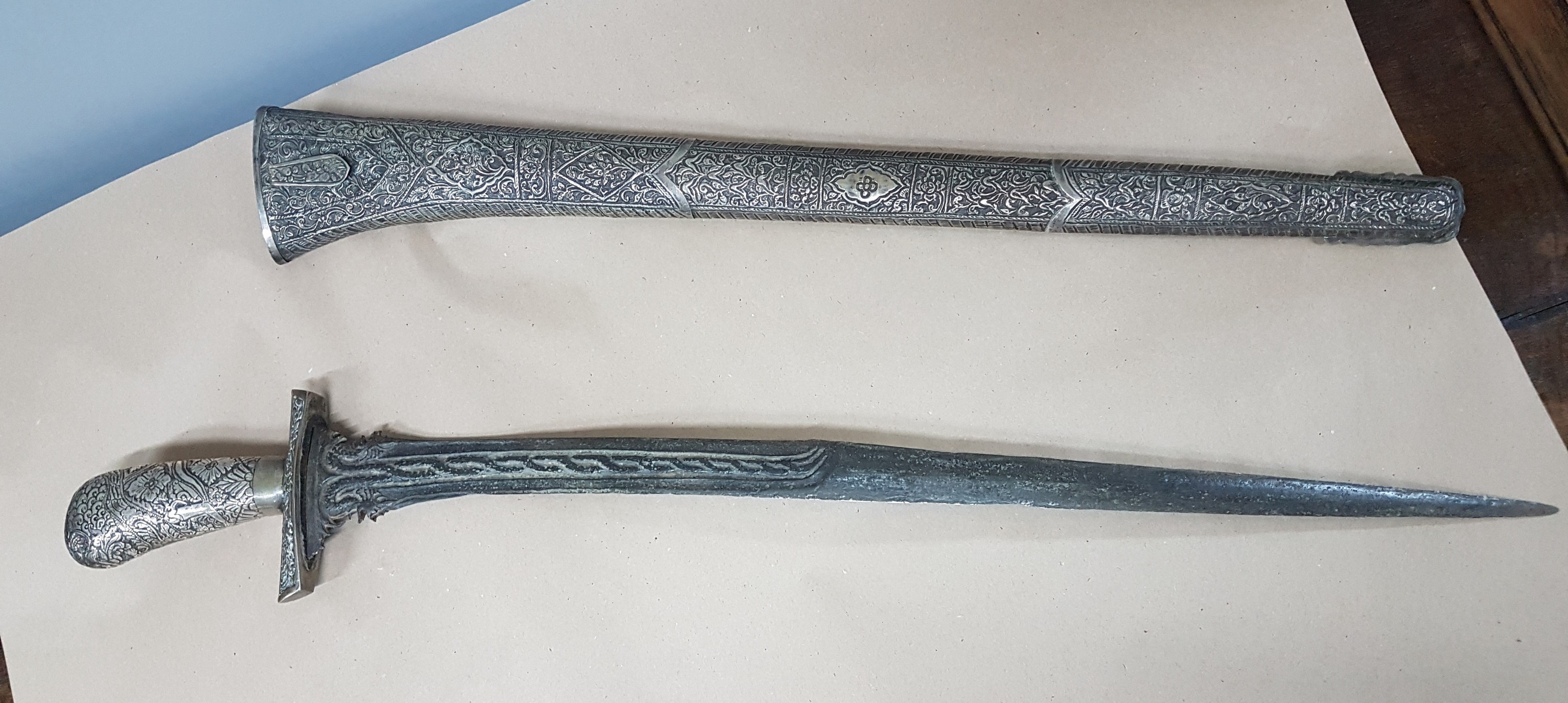Detail e: Kris, wohl Südsumatra, Palembang, 19. Jh., aufwendige Klinge, silberne Scheide und Griff mit floralem Dekor verziert, L. ca. 69 cm