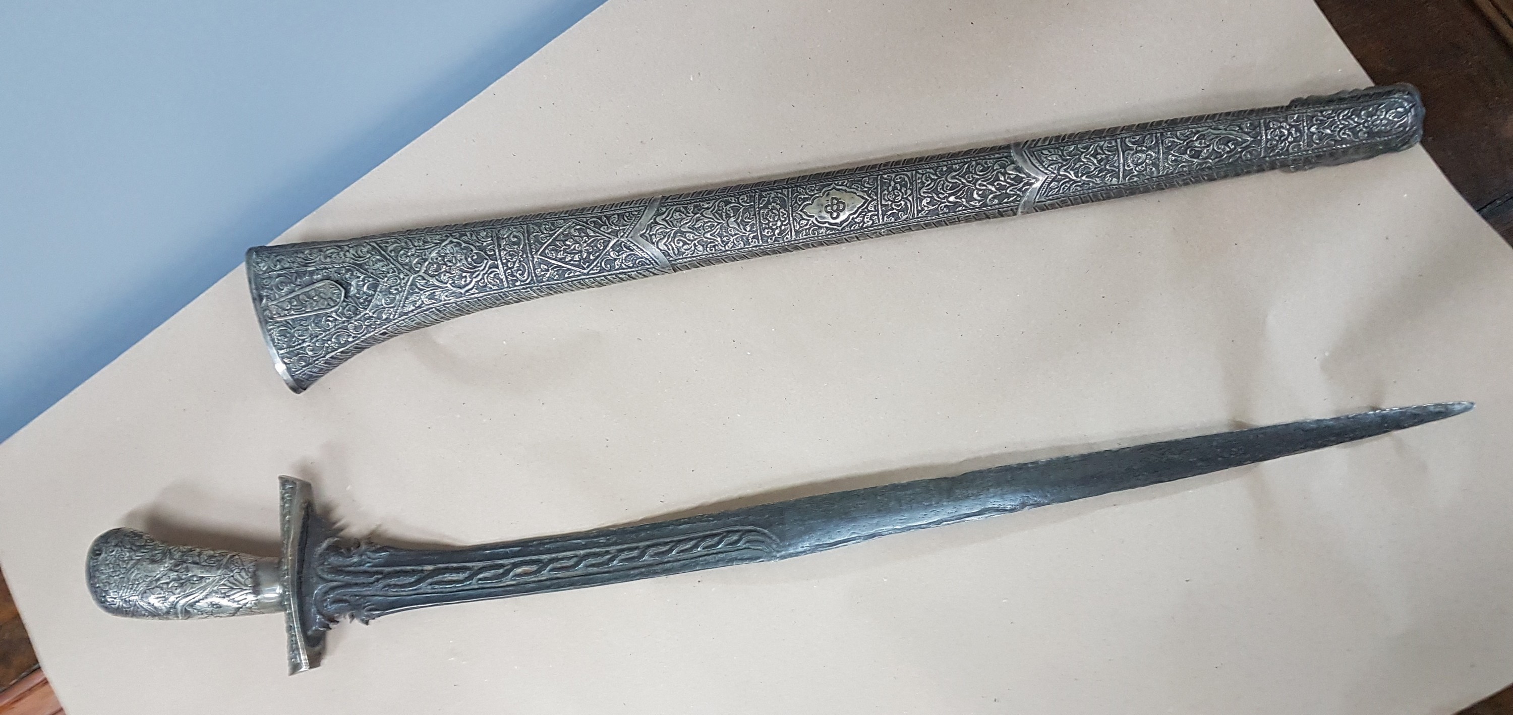 Detail f: Kris, wohl Südsumatra, Palembang, 19. Jh., aufwendige Klinge, silberne Scheide und Griff mit floralem Dekor verziert, L. ca. 69 cm