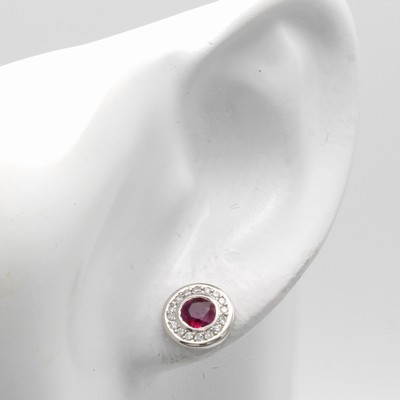 27047019a - Paar Ohrstecker mit Rubinen und Brillanten, WG 750/000, 2 Rubine zus. c a. 0.94 ct ...