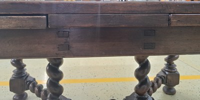 27047060d - Großer barocker Ausziehtisch, wohl Danzig, um 1720, Nußbaum massiv, z.T. Furnier, ...