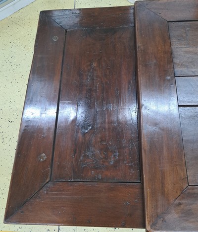 27047060e - Großer barocker Ausziehtisch, wohl Danzig, um 1720, Nußbaum massiv, z.T. Furnier, ...