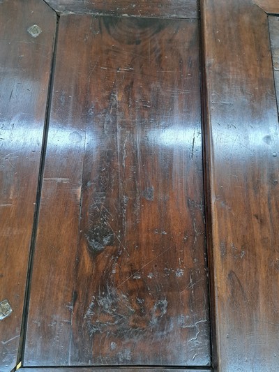 27047060g - Großer barocker Ausziehtisch, wohl Danzig, um 1720, Nußbaum massiv, z.T. Furnier, ...