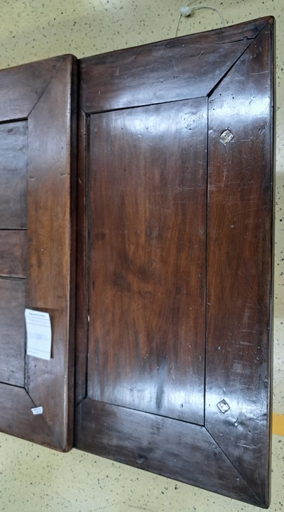 27047060h - Großer barocker Ausziehtisch, wohl Danzig, um 1720, Nußbaum massiv, z.T. Furnier, ...