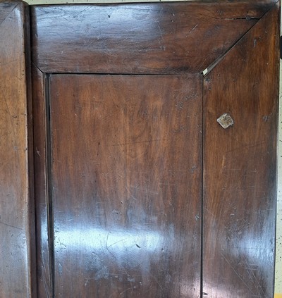 27047060i - Großer barocker Ausziehtisch, wohl Danzig, um 1720, Nußbaum massiv, z.T. Furnier, ...