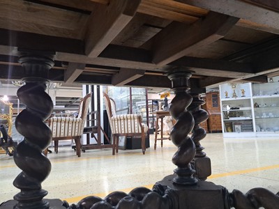 27047060l - Großer barocker Ausziehtisch, wohl Danzig, um 1720, Nußbaum massiv, z.T. Furnier, ...