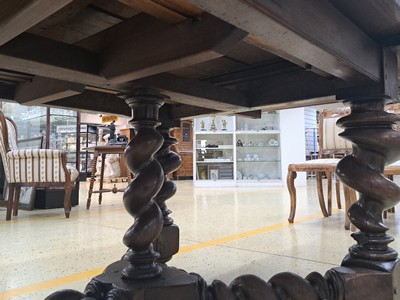 27047060m - Großer barocker Ausziehtisch, wohl Danzig, um 1720, Nußbaum massiv, z.T. Furnier, ...