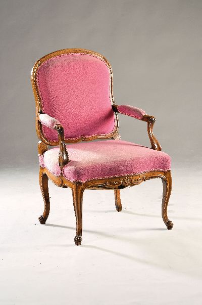 Image Armlehnsessel, Barock, um 1750, , Nussbaum massiv, geschnitzt, geschweift, gepolstert und ...