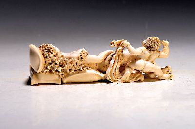 27047068a - Elfenbeinfigur, wohl flämisch, 17./18. Jh., liegende Venus mit Amor, die Göttin hat ...