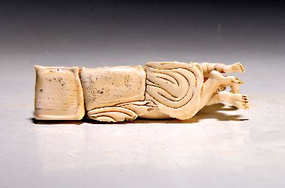 27047068b - Elfenbeinfigur, wohl flämisch, 17./18. Jh., liegende Venus mit Amor, die Göttin hat ...