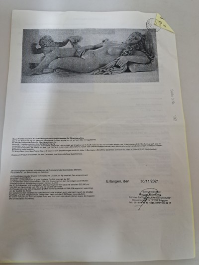 27047068d - Elfenbeinfigur, wohl flämisch, 17./18. Jh., liegende Venus mit Amor, die Göttin hat ...