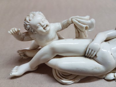 27047068f - Elfenbeinfigur, wohl flämisch, 17./18. Jh., liegende Venus mit Amor, die Göttin hat ...