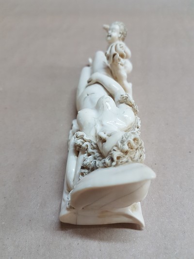 27047068h - Elfenbeinfigur, wohl flämisch, 17./18. Jh., liegende Venus mit Amor, die Göttin hat ...