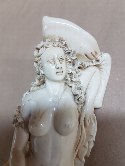 27047068m - Elfenbeinfigur, wohl flämisch, 17./18. Jh., liegende Venus mit Amor, die Göttin hat ...