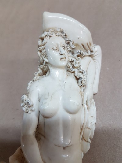 27047068n - Elfenbeinfigur, wohl flämisch, 17./18. Jh., liegende Venus mit Amor, die Göttin hat ...