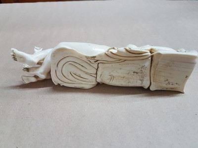 27047068o - Elfenbeinfigur, wohl flämisch, 17./18. Jh., liegende Venus mit Amor, die Göttin hat ...