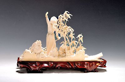 27047069a - Elfenbeinschnitzerei, China um 1900, Obstverkäuferin auf Floß, junge Frau mit ...