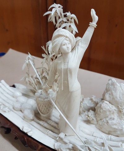 27047069e - Elfenbeinschnitzerei, China um 1900, Obstverkäuferin auf Floß, junge Frau mit ...