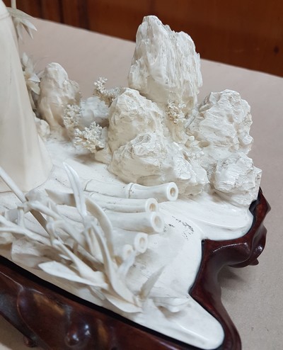 27047069f - Elfenbeinschnitzerei, China um 1900, Obstverkäuferin auf Floß, junge Frau mit ...