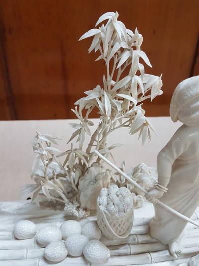 27047069g - Elfenbeinschnitzerei, China um 1900, Obstverkäuferin auf Floß, junge Frau mit ...