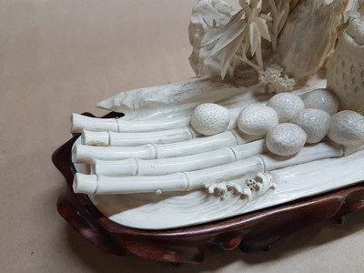 27047069h - Elfenbeinschnitzerei, China um 1900, Obstverkäuferin auf Floß, junge Frau mit ...