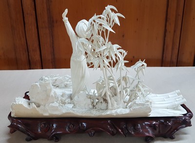 27047069i - Elfenbeinschnitzerei, China um 1900, Obstverkäuferin auf Floß, junge Frau mit ...