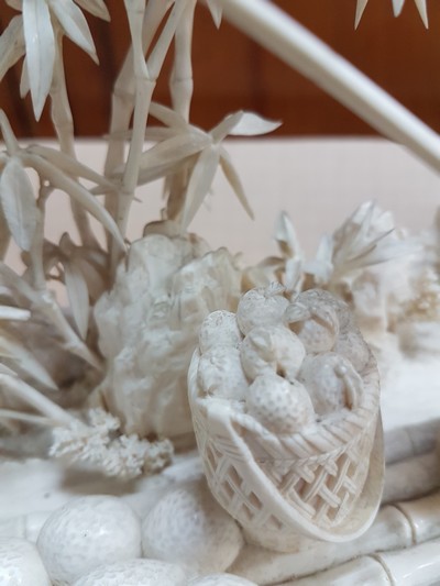 27047069n - Elfenbeinschnitzerei, China um 1900, Obstverkäuferin auf Floß, junge Frau mit ...