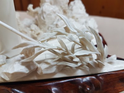 27047069o - Elfenbeinschnitzerei, China um 1900, Obstverkäuferin auf Floß, junge Frau mit ...