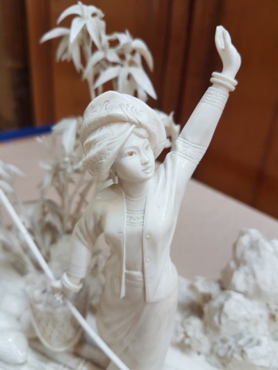 27047069p - Elfenbeinschnitzerei, China um 1900, Obstverkäuferin auf Floß, junge Frau mit ...