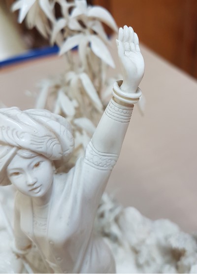 27047069r - Elfenbeinschnitzerei, China um 1900, Obstverkäuferin auf Floß, junge Frau mit ...