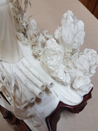 27047069s - Elfenbeinschnitzerei, China um 1900, Obstverkäuferin auf Floß, junge Frau mit ...