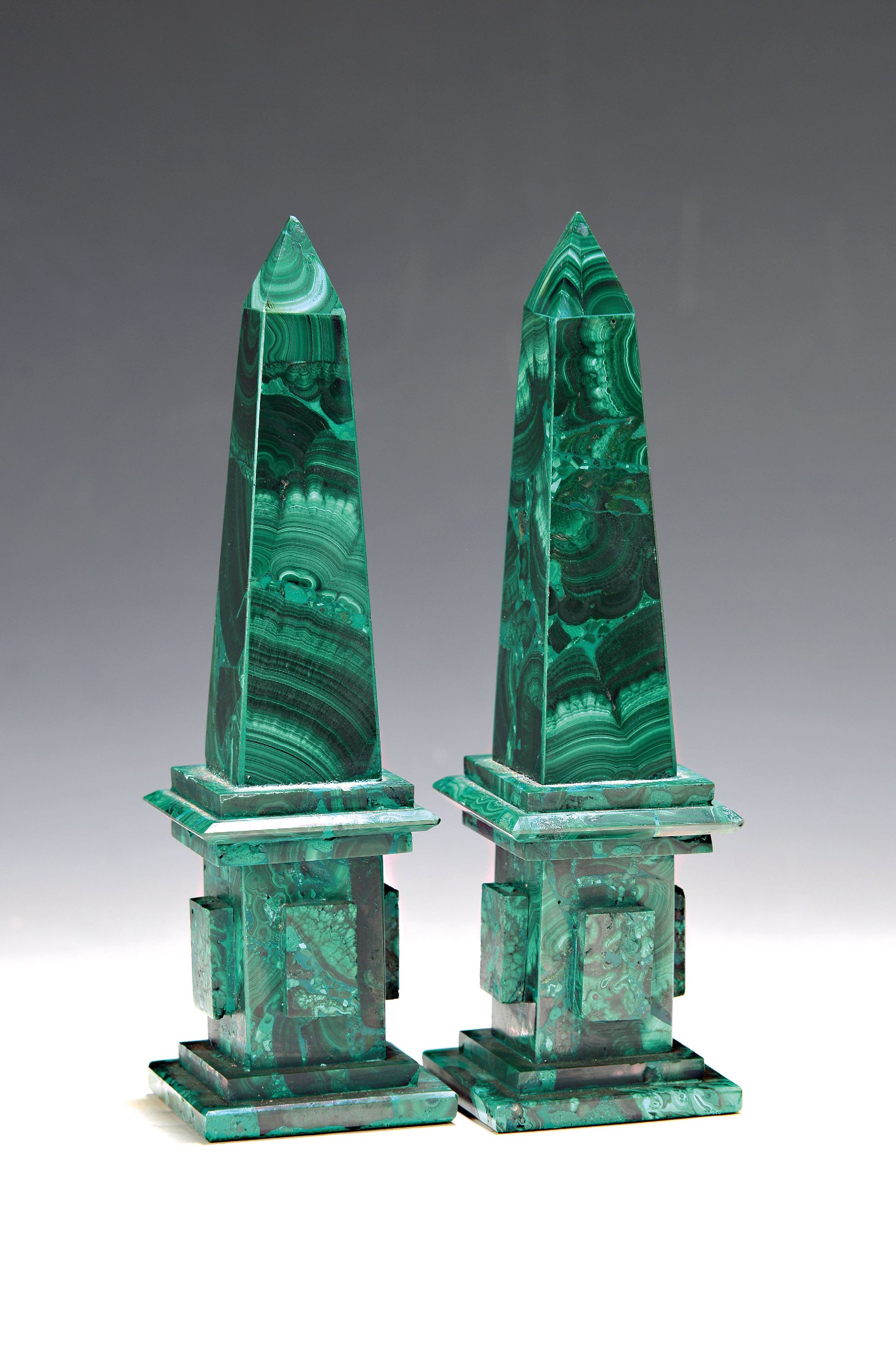 Paar Obelisken aus Malachit, neuzeitlich, H.je ca. 20.5cm