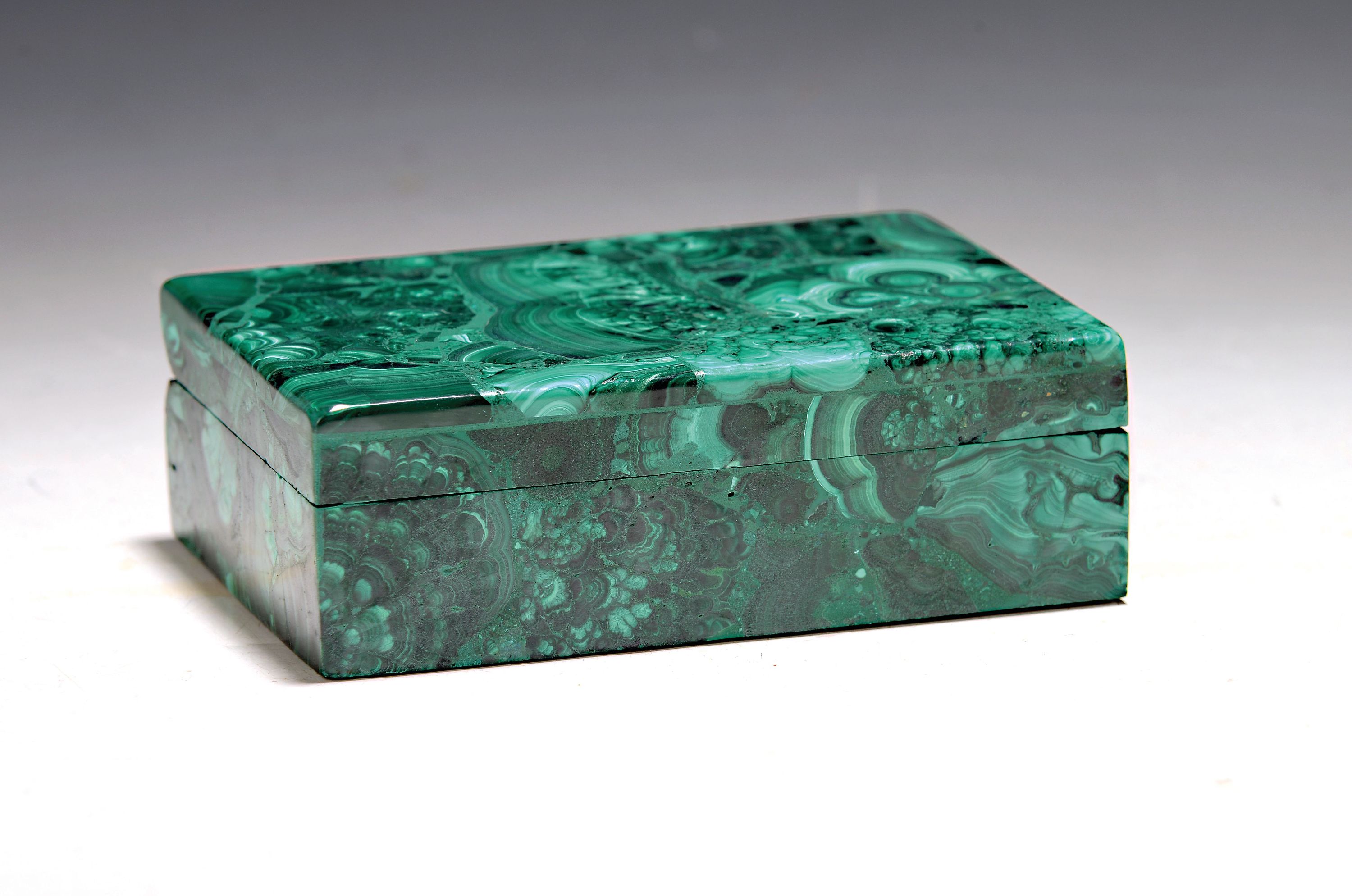 Image 27047158 - Deckeldose aus Malachit, neuzeitlich, ca. 5x14.5x10cm, Wandstärke ca. 0.5cm