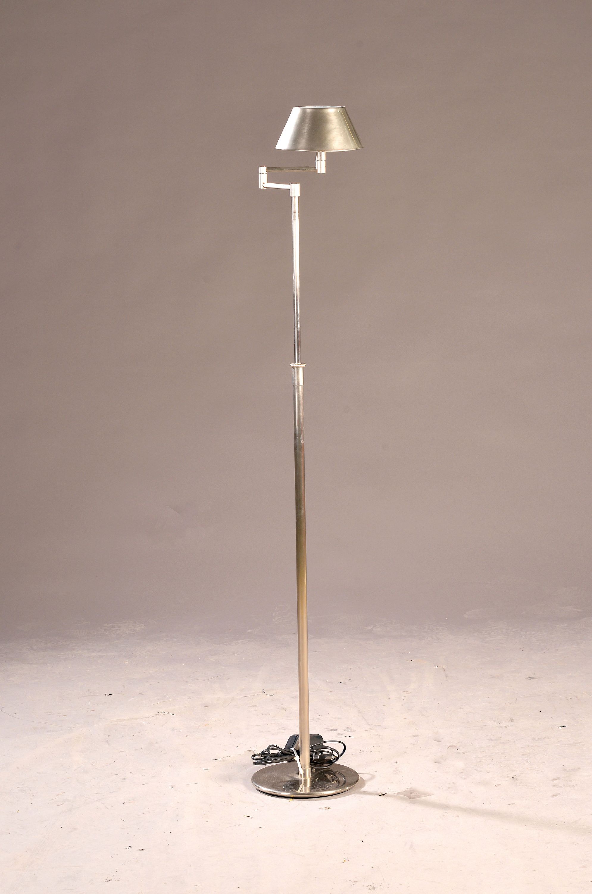 Image 27047162 - Stehlampe und Beistelltisch, Tisch mit Metallfuß und zwei runden Glasplatten, H. ca. ...