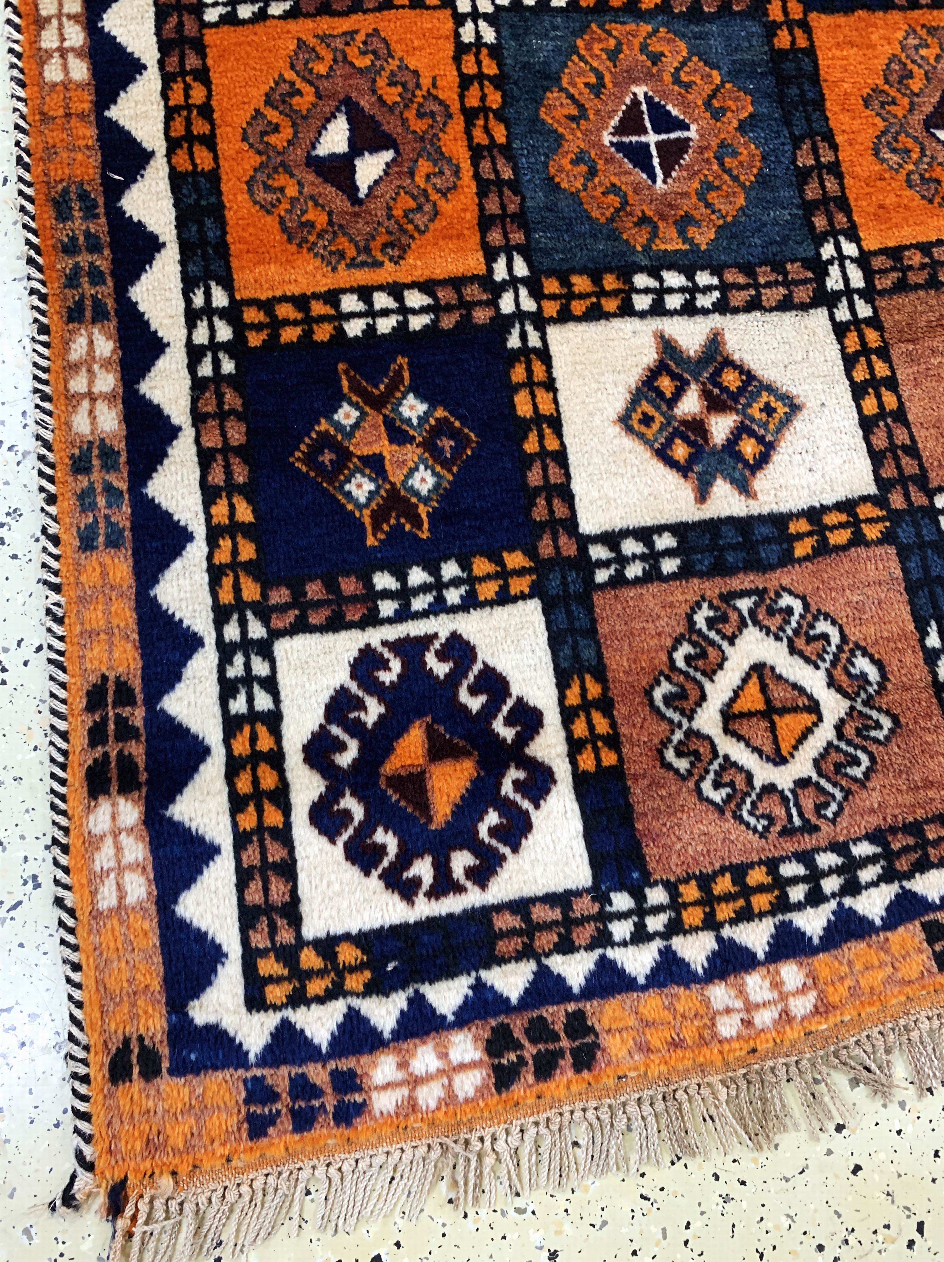 Detail b: Gashgai Gabbeh, Persien, Mitte 20.Jhd., Wolle auf Wolle, ca. 225 x 145 cm, EHZ: 2