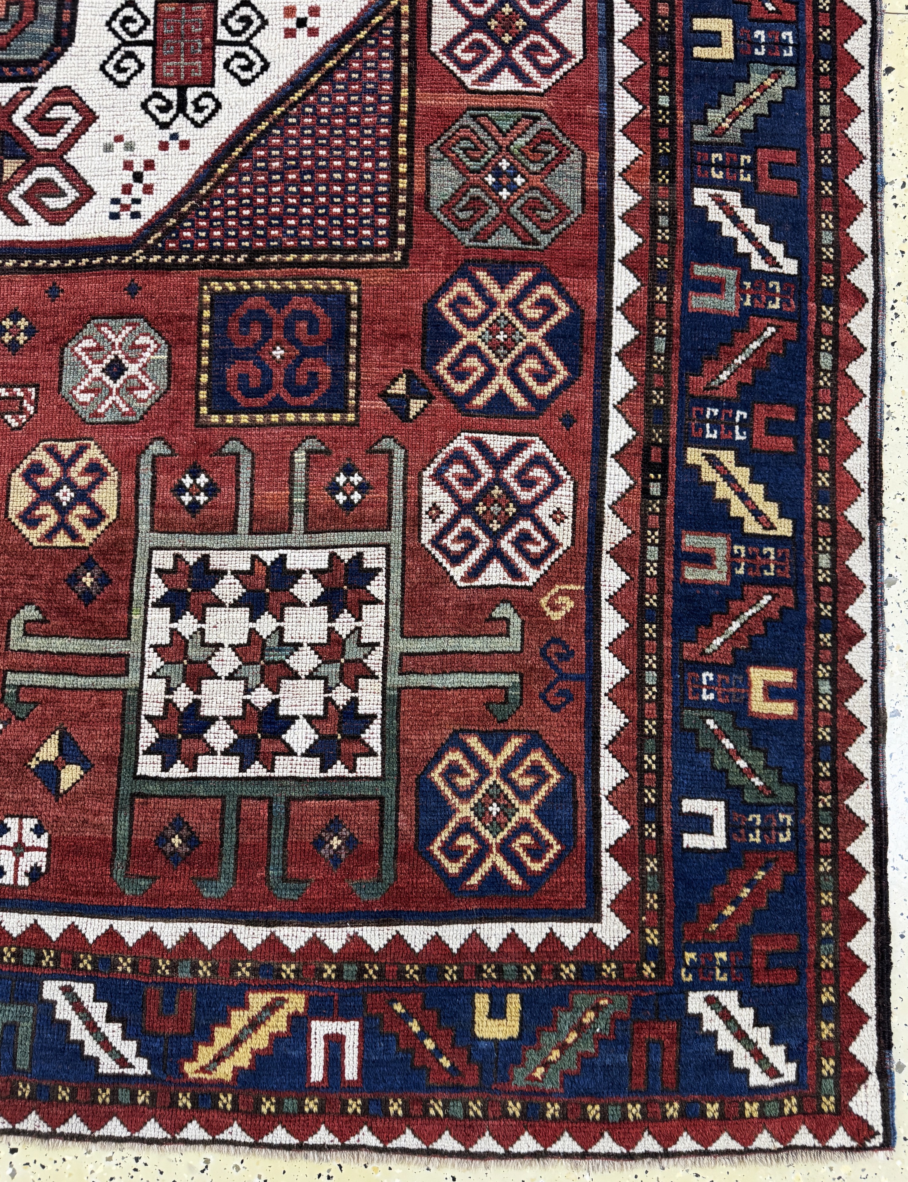 Detail a: "Karachoph"Kazak antik, Kaukasus, 19.Jhd, Wolle auf Wolle, ca. 233 x 190 cm, EHZ: 2-3 (fachkundig restauriert)