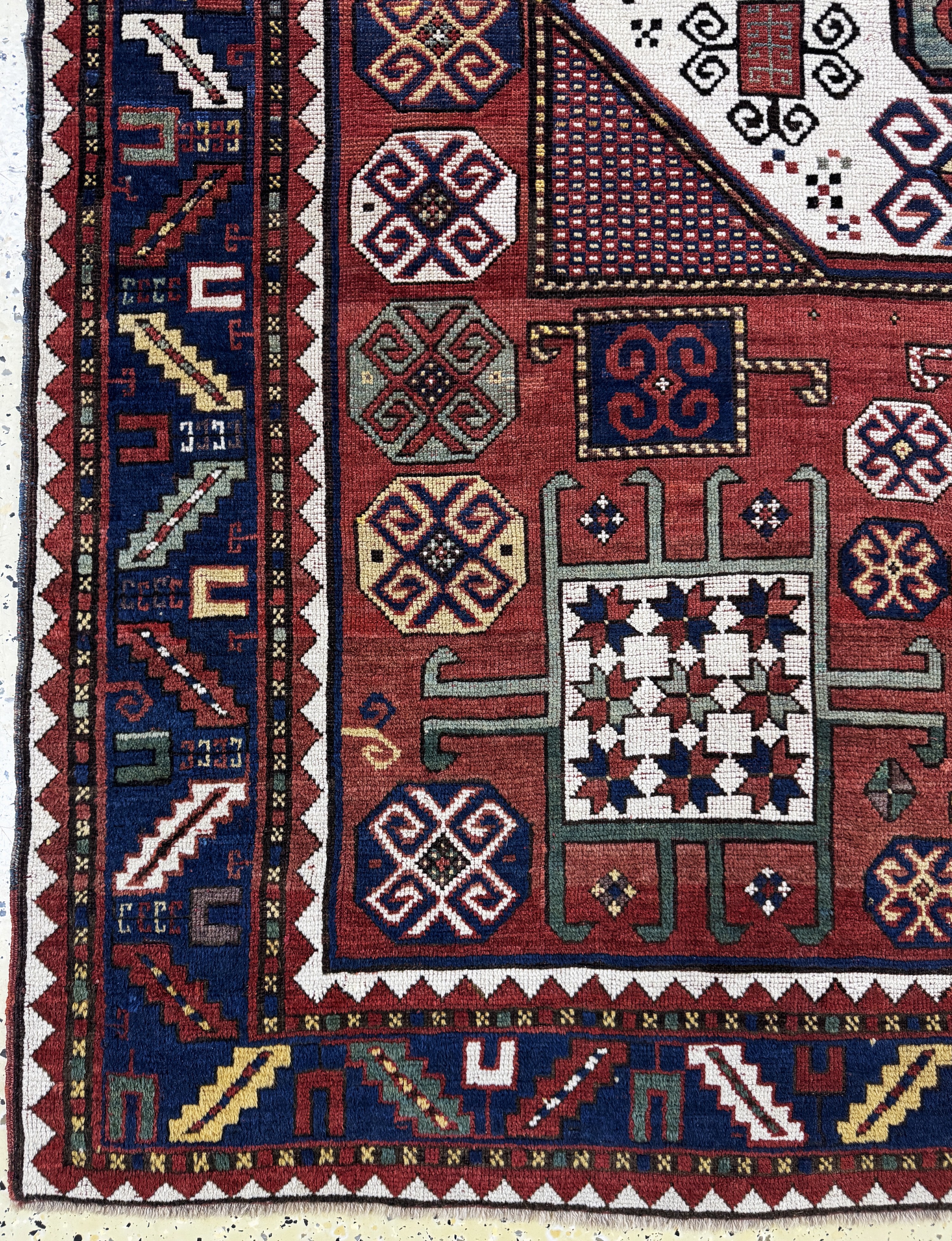 Detail b: "Karachoph"Kazak antik, Kaukasus, 19.Jhd, Wolle auf Wolle, ca. 233 x 190 cm, EHZ: 2-3 (fachkundig restauriert)