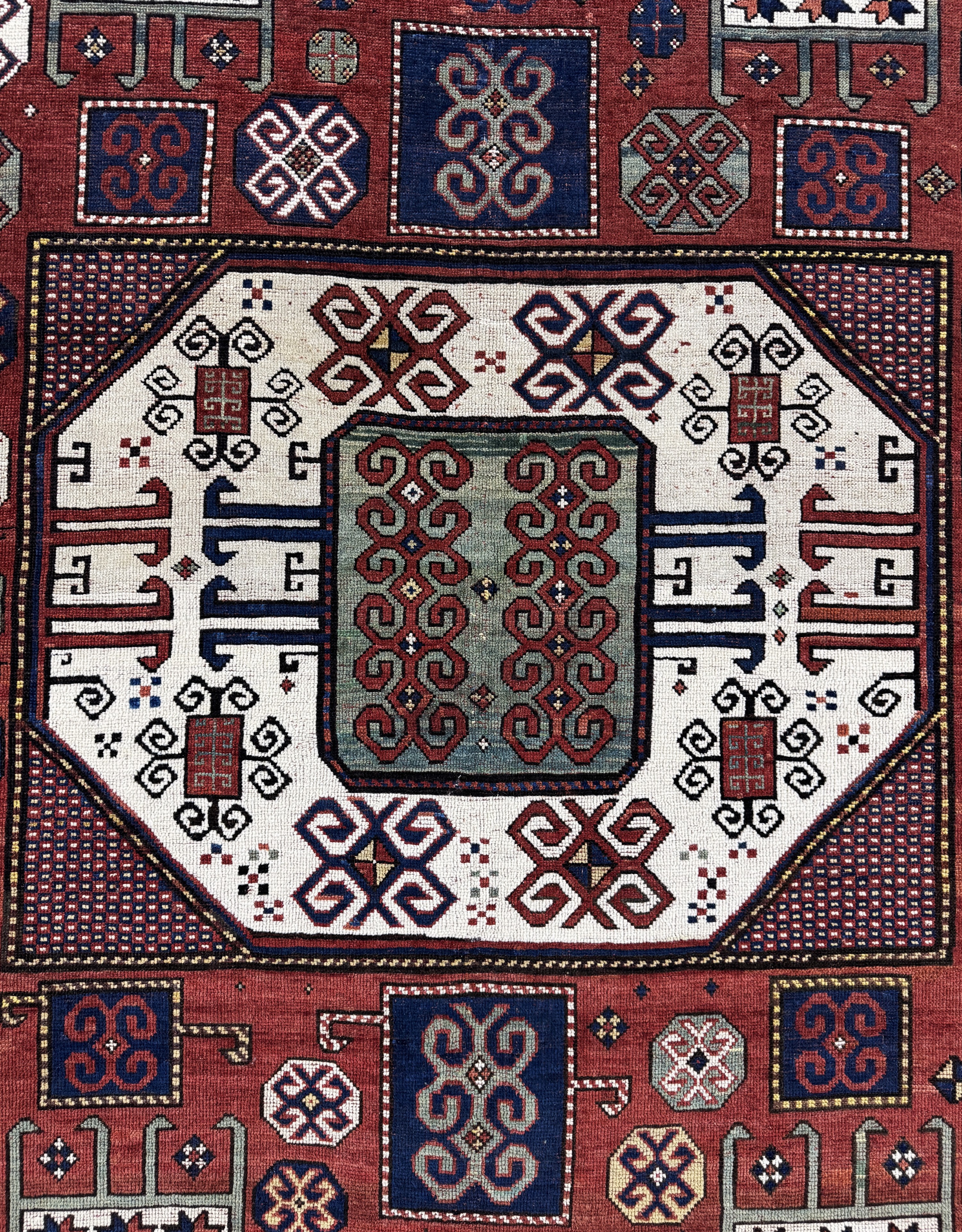 Detail c: "Karachoph"Kazak antik, Kaukasus, 19.Jhd, Wolle auf Wolle, ca. 233 x 190 cm, EHZ: 2-3 (fachkundig restauriert)