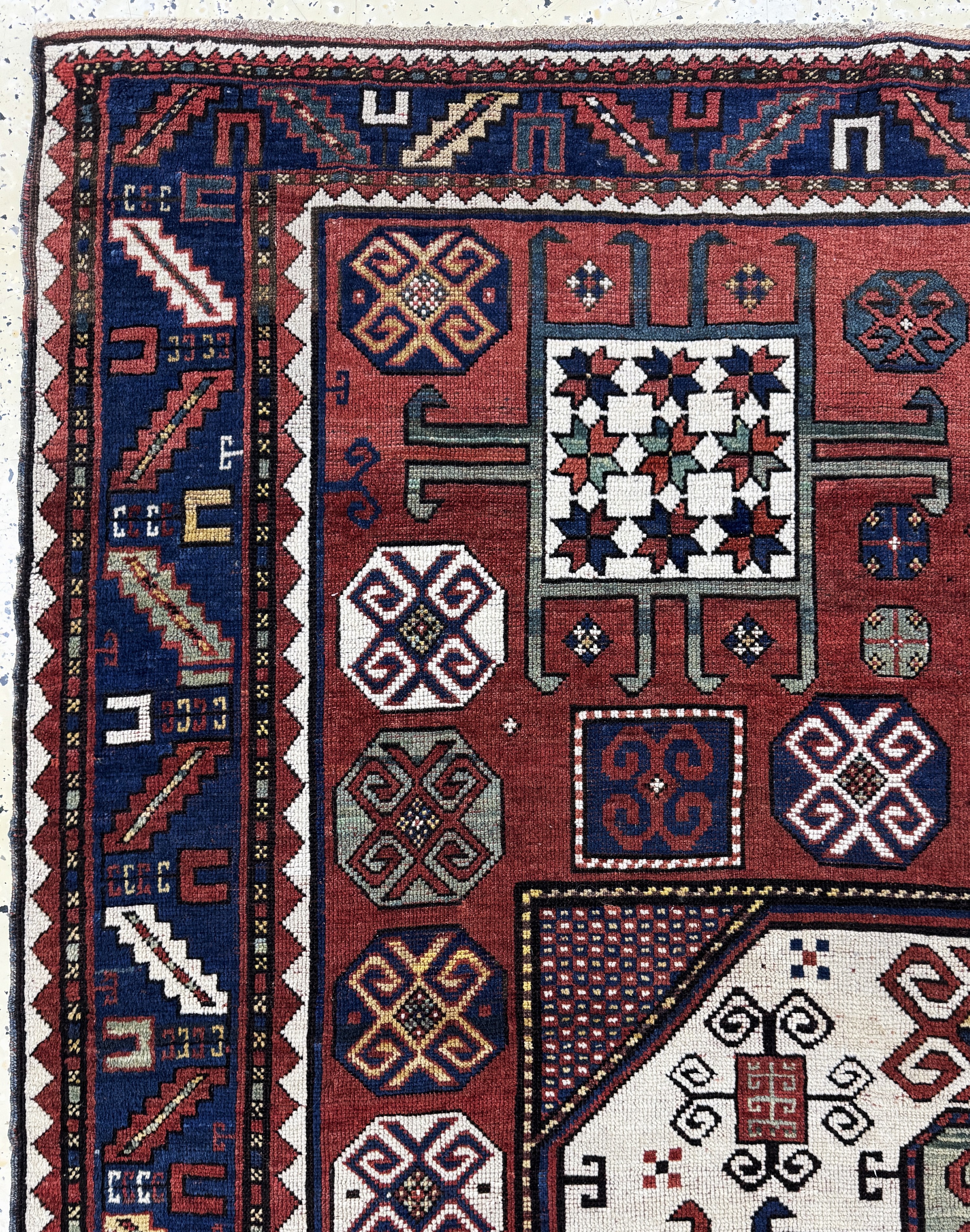 Detail d: "Karachoph"Kazak antik, Kaukasus, 19.Jhd, Wolle auf Wolle, ca. 233 x 190 cm, EHZ: 2-3 (fachkundig restauriert)