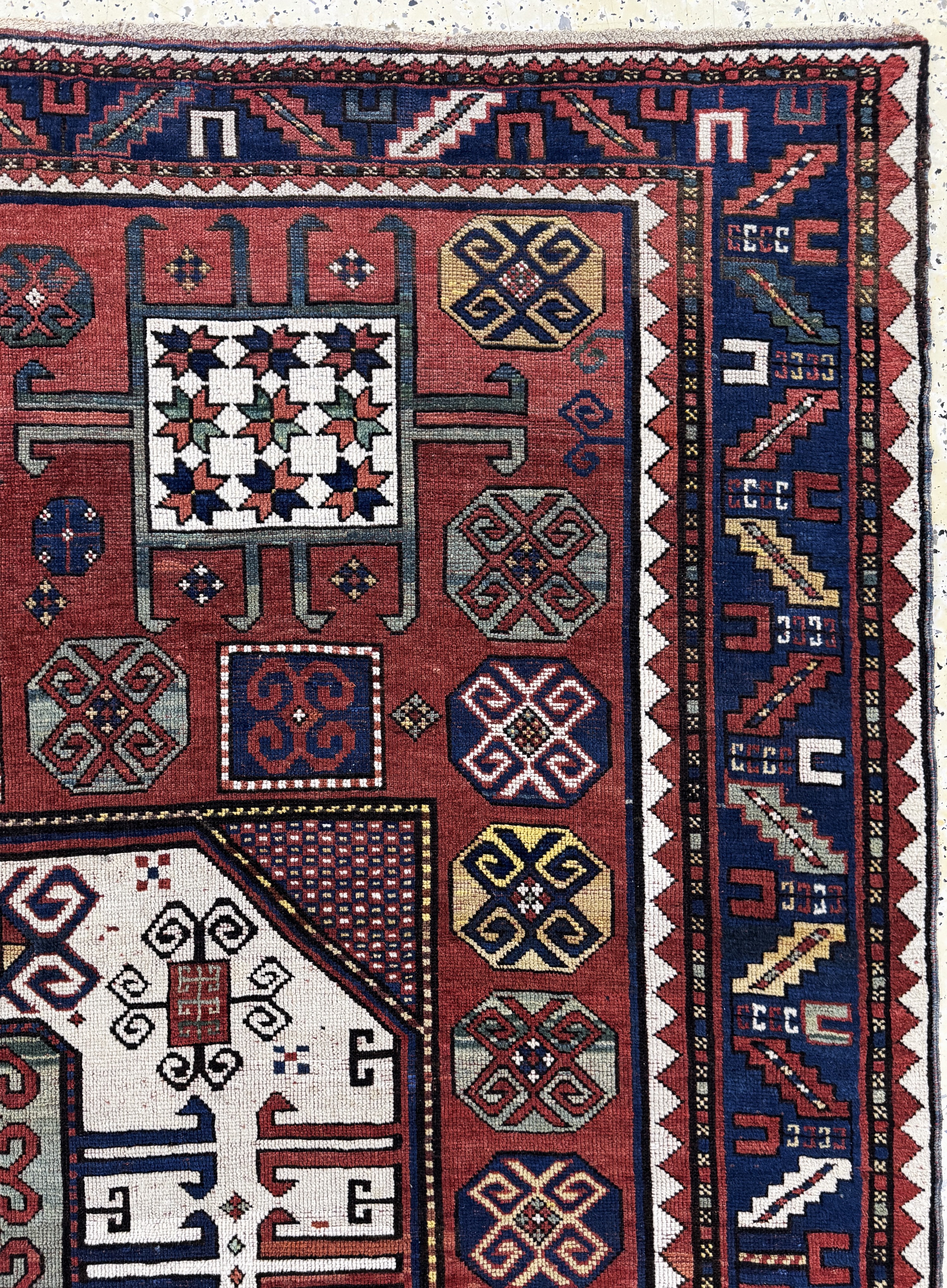Detail e: "Karachoph"Kazak antik, Kaukasus, 19.Jhd, Wolle auf Wolle, ca. 233 x 190 cm, EHZ: 2-3 (fachkundig restauriert)