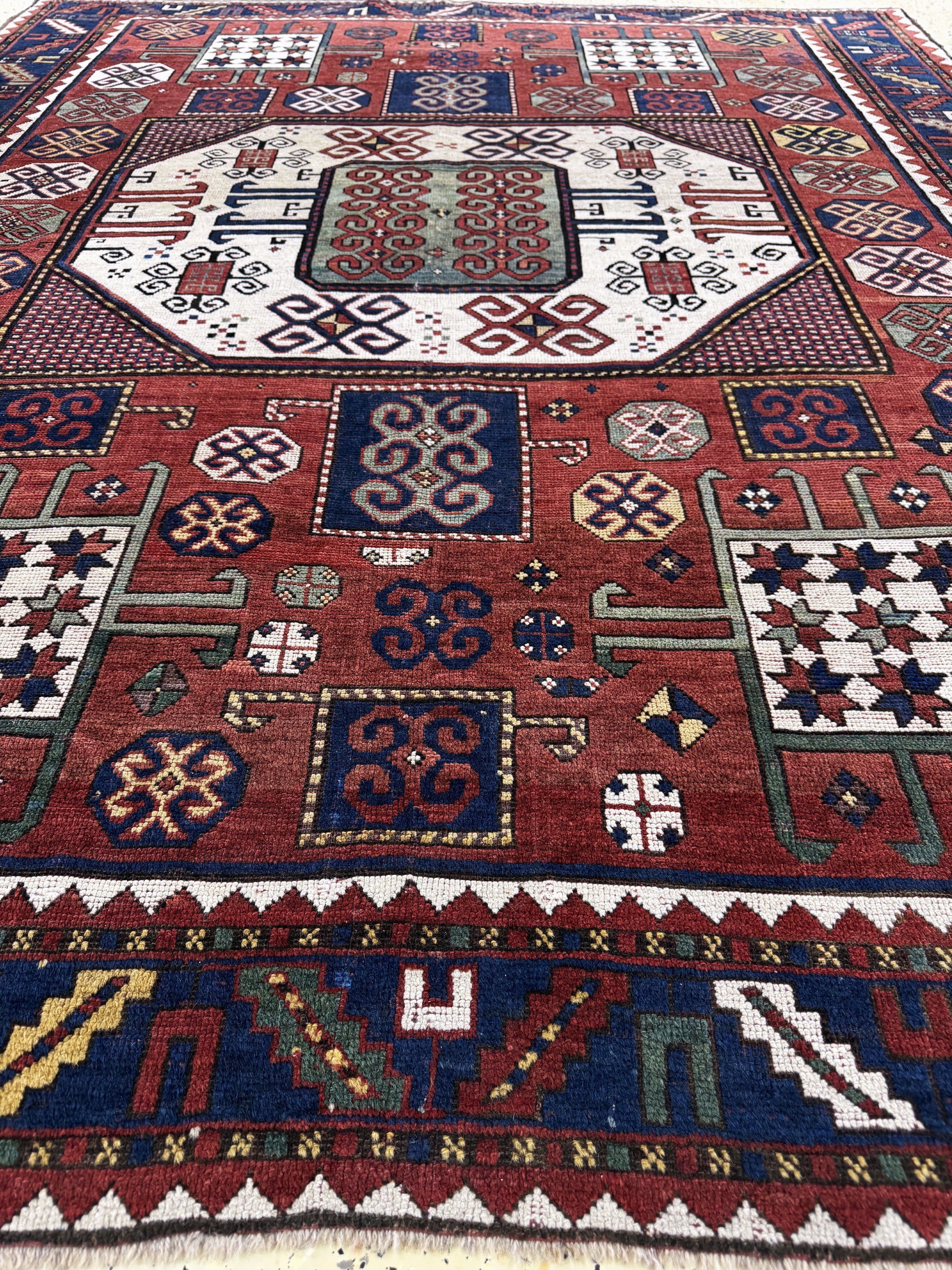 Detail f: "Karachoph"Kazak antik, Kaukasus, 19.Jhd, Wolle auf Wolle, ca. 233 x 190 cm, EHZ: 2-3 (fachkundig restauriert)