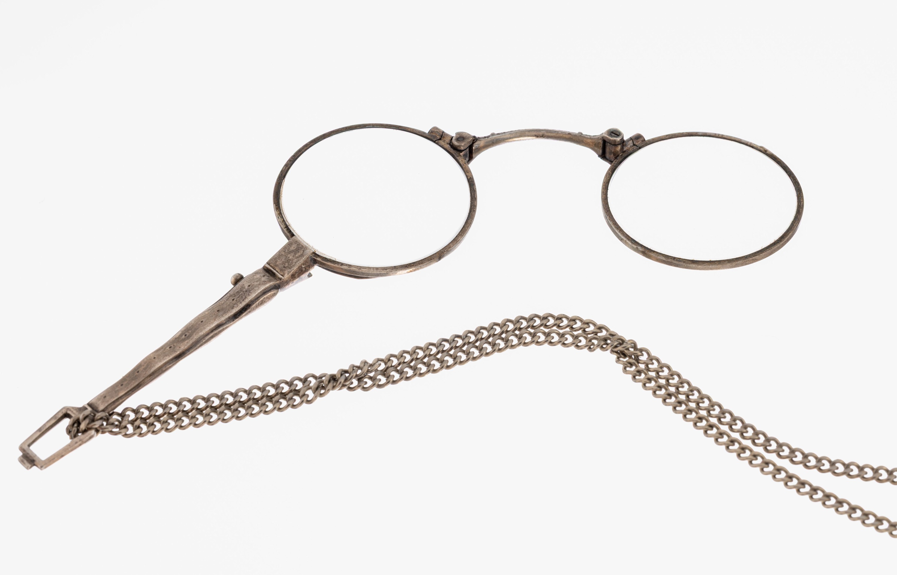 Image 27047171 - Lorgnette, wohl deutsch, um 1900-10, 835er Silber, Oberfläche fein grav., an Kette ...