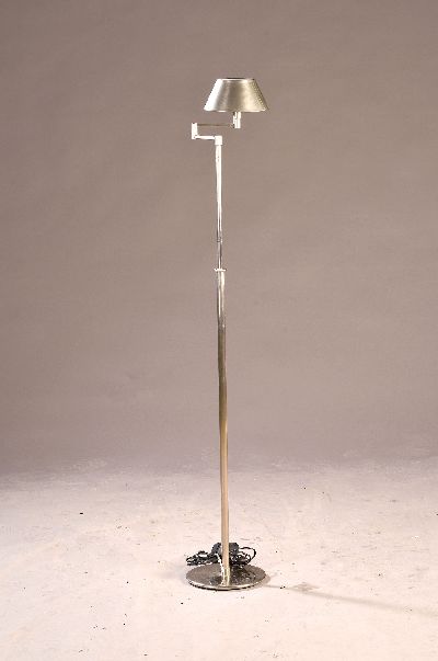 Image Stehlampe und Beistelltisch, Tisch mit Metallfuß und zwei runden Glasplatten, H. ca. ...