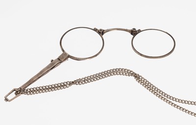 Image Lorgnette, wohl deutsch, um 1900-10, 835er Silber, Oberfläche fein grav., an Kette ...