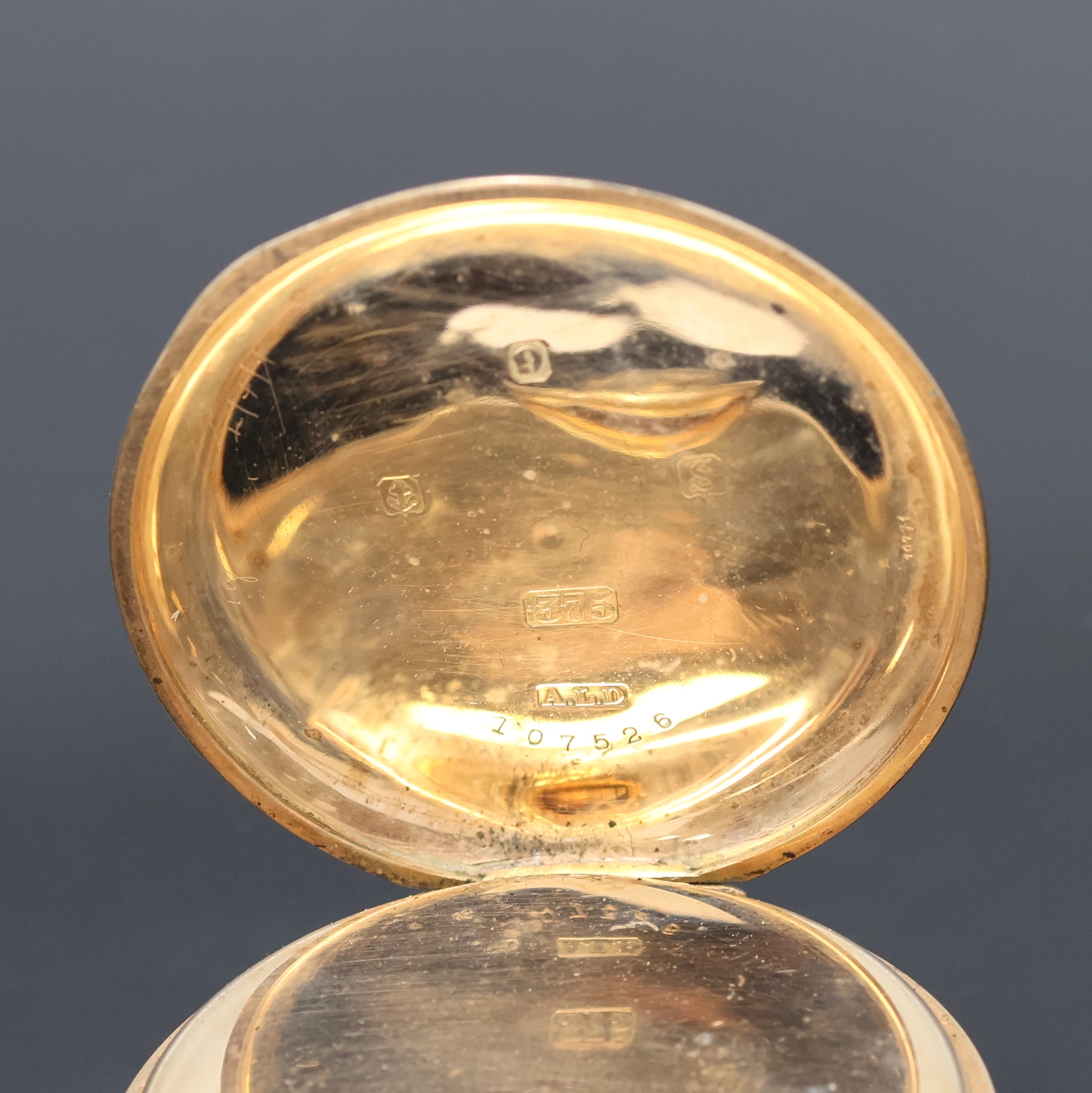 Detail d: WALTHAM Herrensavonette in RG 375/000, USA um 1920, glattes 3-Deckel Gold Dennison Geh. dell., Emailzifferbl. riss., röm. Zahlen, gold. ...