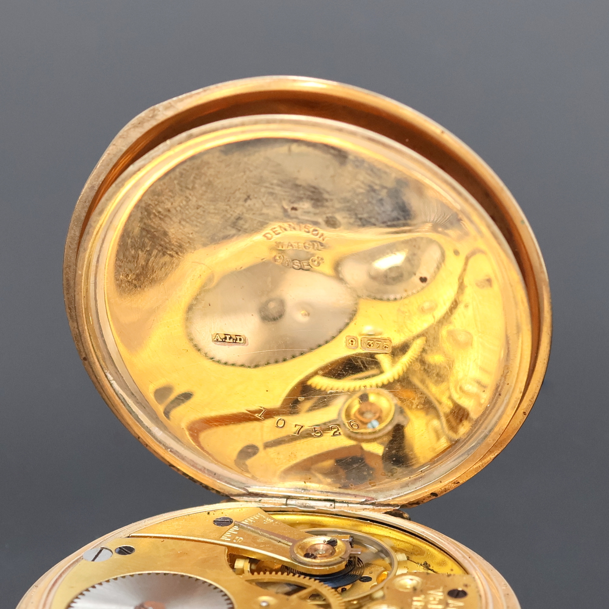 Detail f: WALTHAM Herrensavonette in RG 375/000, USA um 1920, glattes 3-Deckel Gold Dennison Geh. dell., Emailzifferbl. riss., röm. Zahlen, gold. ...