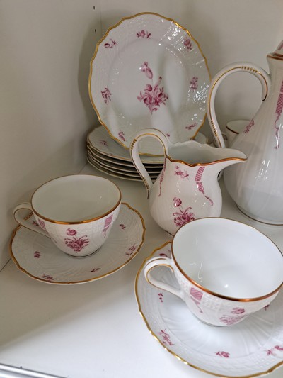 27047259a - Kaffeeservice Sanssouci purpur, Hutschenreuther, Dresden, Porzellan, Goldstaffage, 6 ...