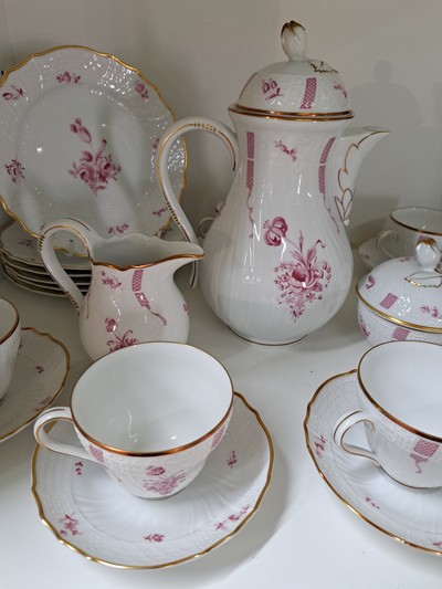 27047259b - Kaffeeservice Sanssouci purpur, Hutschenreuther, Dresden, Porzellan, Goldstaffage, 6 ...